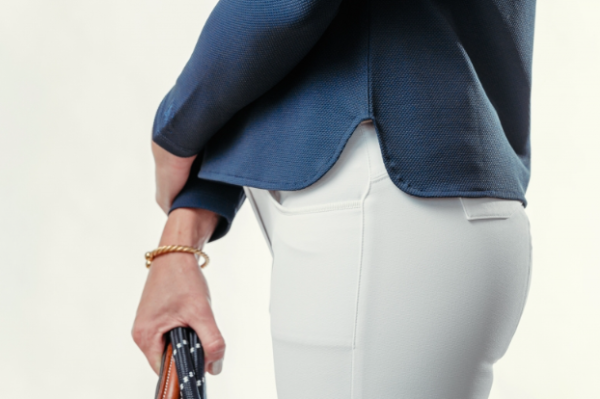 A Tiss B - femme - polo - photo de côté - main - pantalon blanc - bleu marine