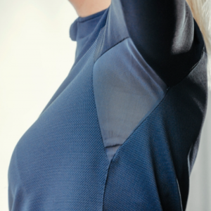 A Tiss B - femme - polo - bleu marine - aisselle - transparence - photo de côté