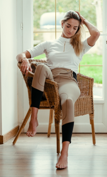 A Tiss B - femme - polo - blanc - fauteuil - rotin- fenêtre - concours