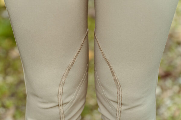 pantalon - pantalon romy - Haras national du Lion d’Angers - A Tiss B - femme - beige - herbe - photo au niveau des genoux